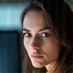 Retrato de Sofía Rincón, Editora de Video de Colmena Visual, concentrada editando.